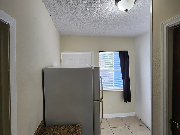 1324 Parkwood St — Photo 6