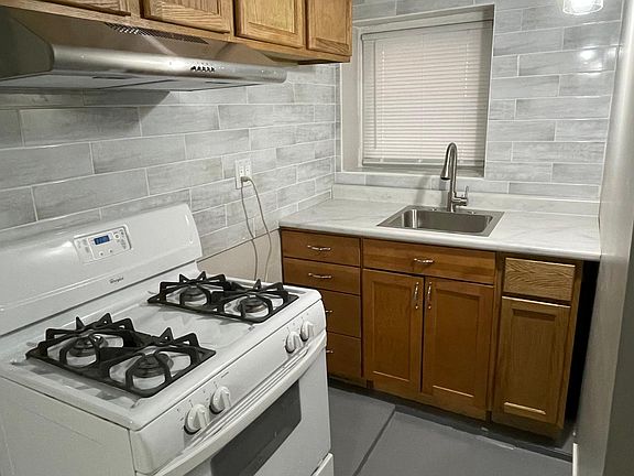 4th image of 3810 W Cornelia Ave