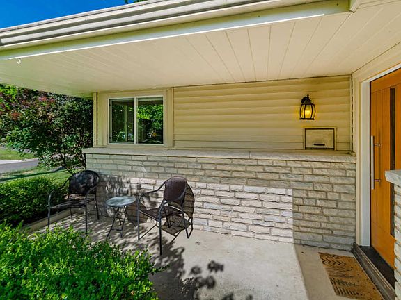 2nd image of 256 Melbourne Pl