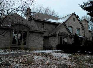 490 Cherry Tree Ln, Rochester Hills, MI 48306