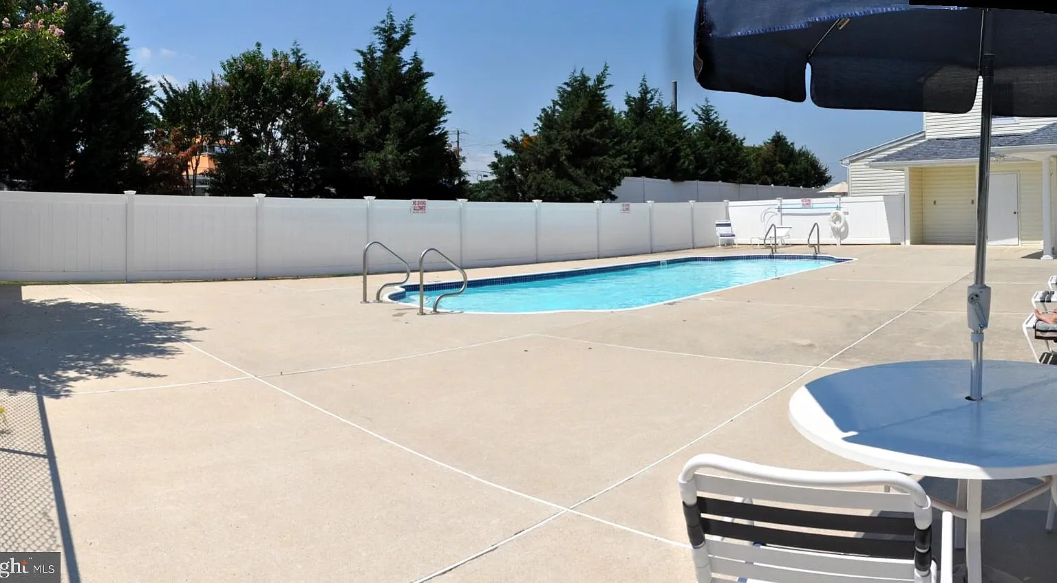 3 bed, 2.5 bath, 1400 sqft, $2,400 — Photo 2