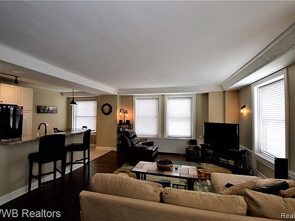 3rd image of 15 E Kirby 210 St