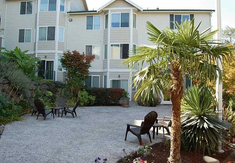 Oasis Apartments — Photo 9