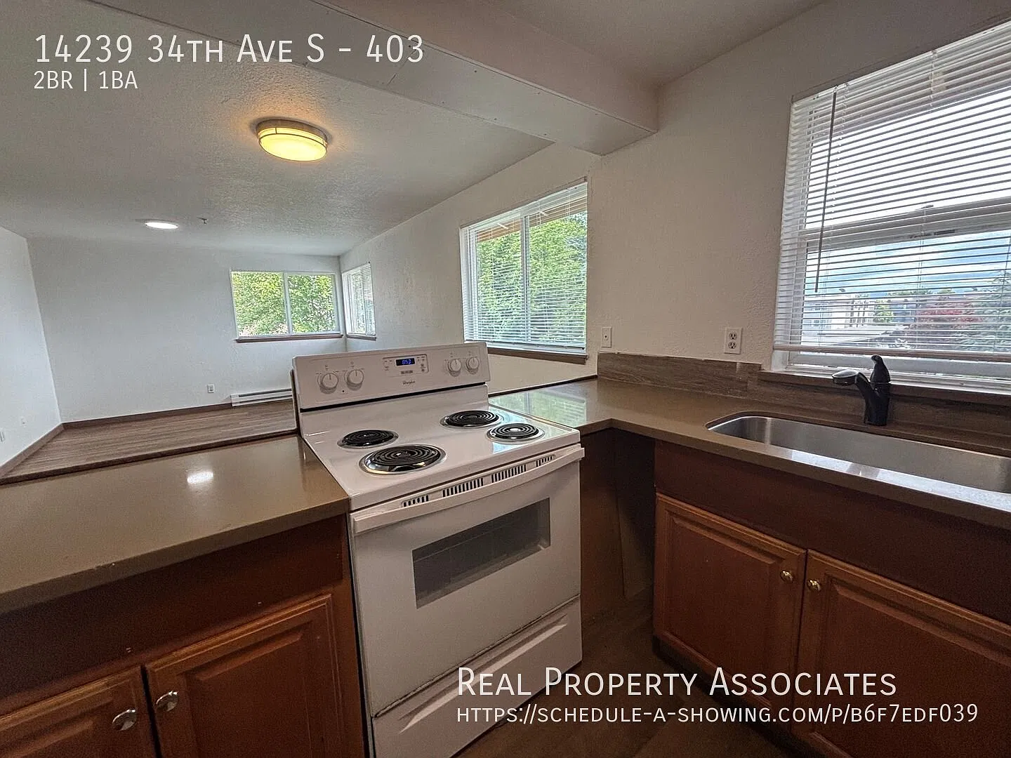 Spacious top floor two bedroom apartment in the heart of Tukwila — Photo 3