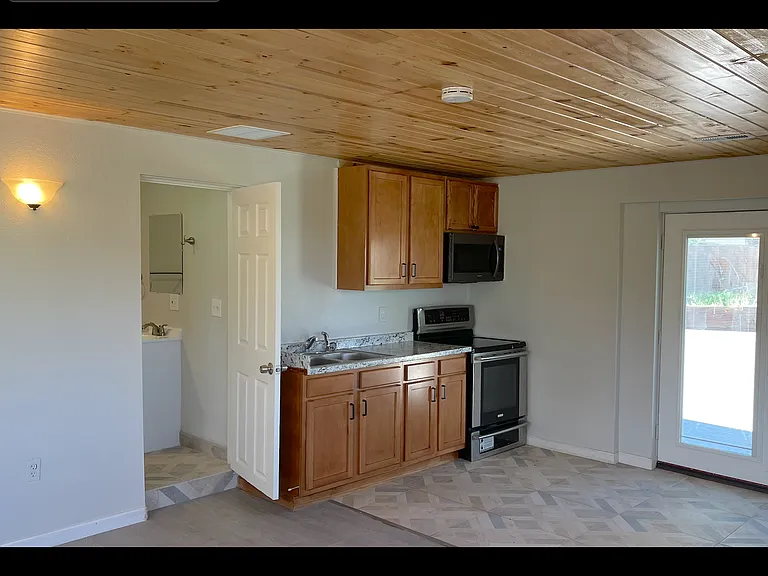 15895 S Golden Rd #B — Photo 15