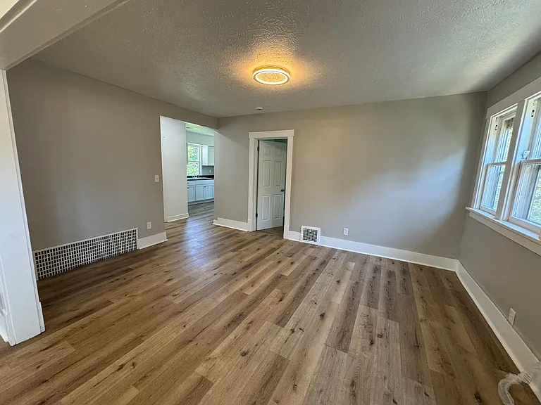 6309 N 33rd Ave — Photo 3