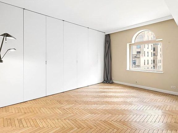 4th image of 106 Central Park S APT 23F