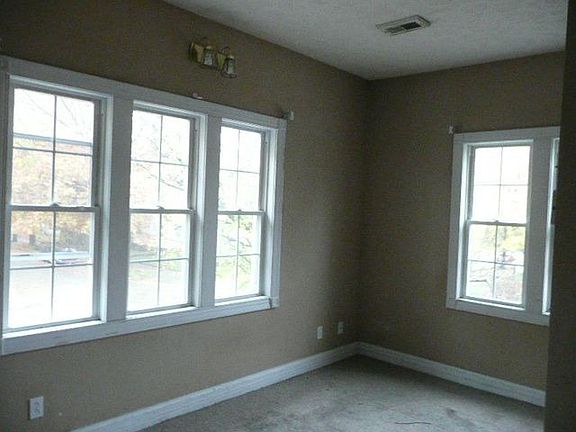 4th image of 831 S Center St