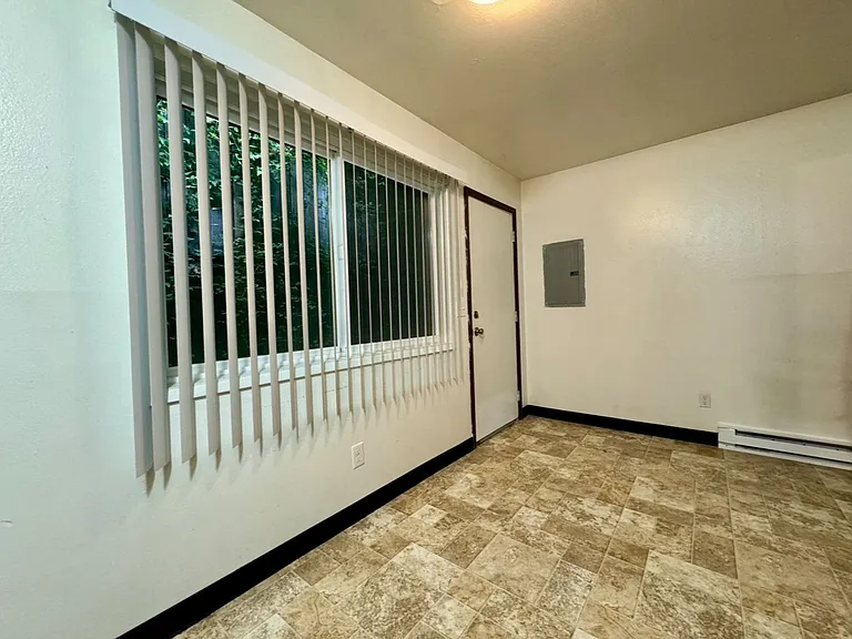 Reed Neighborhood Gem~ Great Natural Light~ Fenced Front Patio~ Onsite Laundry~ Off Street parkin... — Photo 7