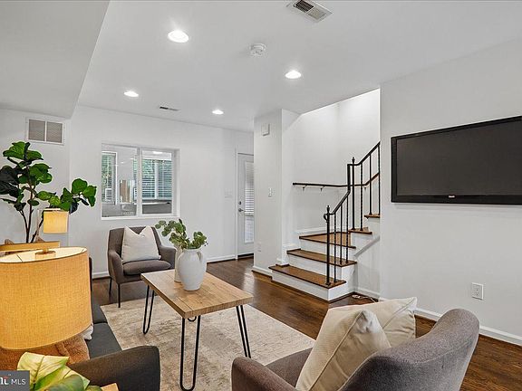 4th image of 218 33rd St NE