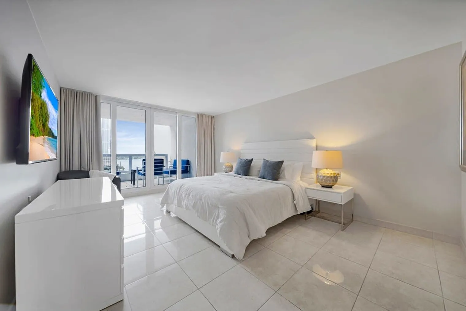 1 bed, 1.0 bath, 1033 sqft, $5,831 — Photo 3