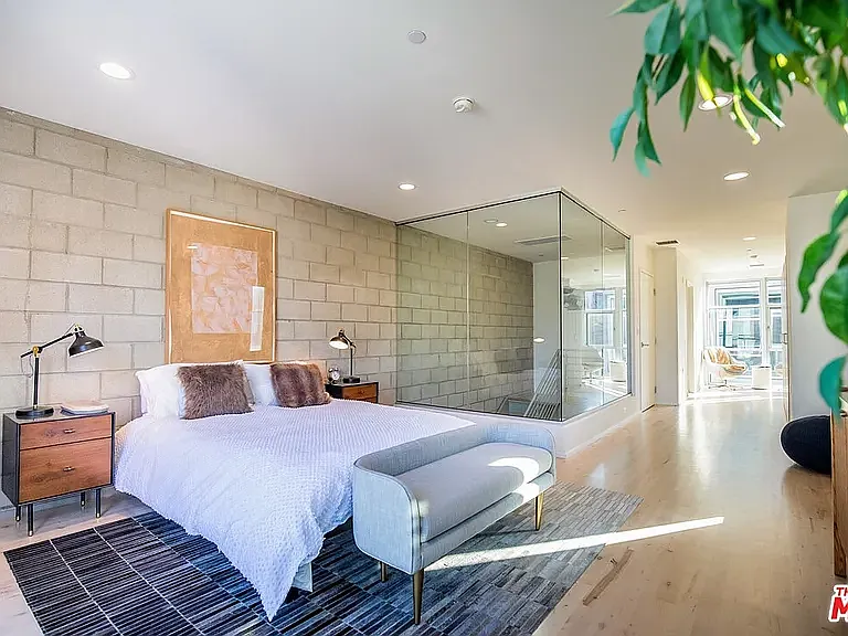 3450 Cahuenga Blvd W #606 — Photo 2