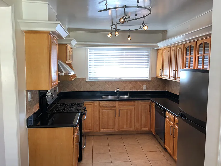 1515 Liberty St — Photo 4