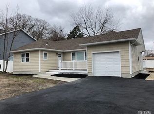 324 N 4th St, Lindenhurst, NY 11757