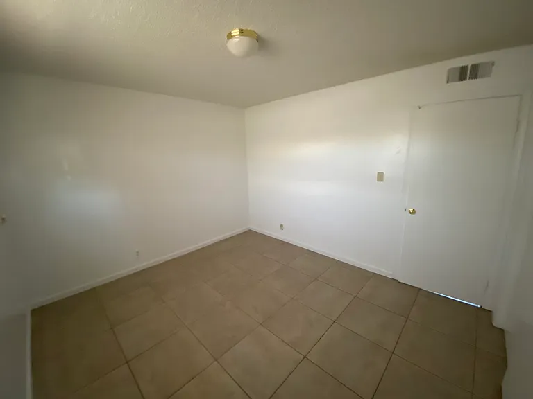 1014 S Trinity St — Photo 26
