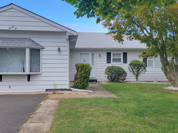 22 Maison Way, Toms River, NJ 08757