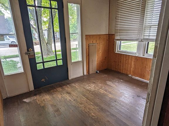 4th image of 102 Stillwell Ave