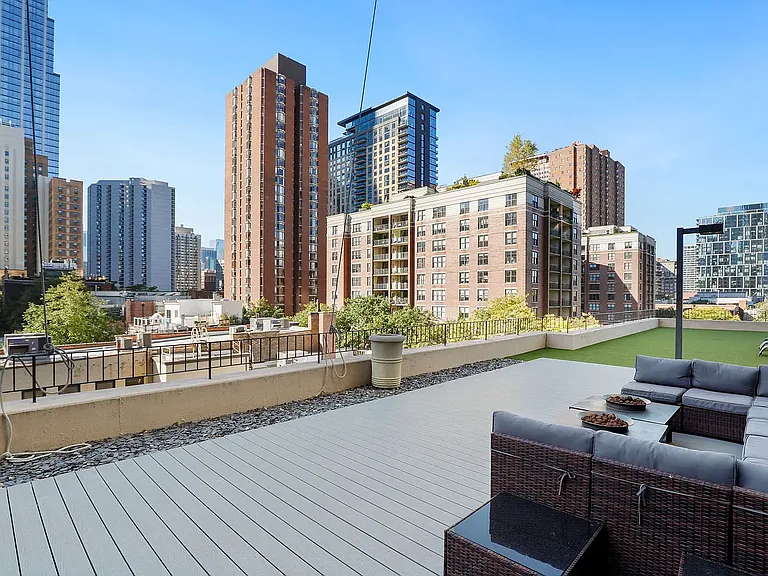 33 W Delaware Pl #11B — Photo 15