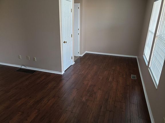 3rd image of 462 Heritage Cir