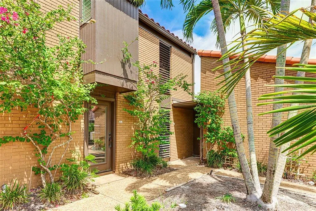 2 bed, 1.5 bath, 1122 sqft, $3,300 — Photo 2