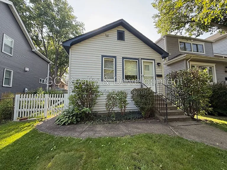 2415 Hastings Ave — Photo 1