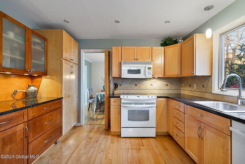 5th image of 16 Woodridge Road