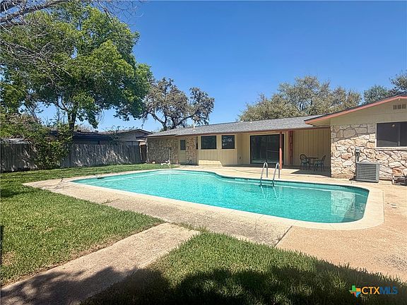 3rd image of 141 Oaklane Dr
