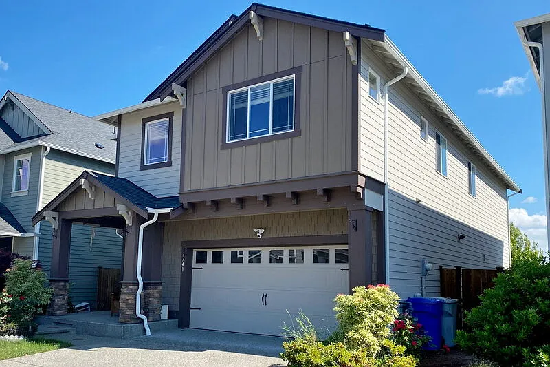 4 bed, 2.5 bath, 2525 sqft, $4,125 — Photo 2