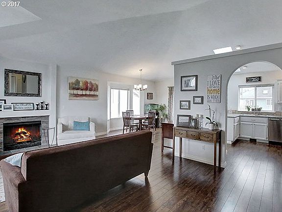 3rd image of 294 NE Tralee Ct