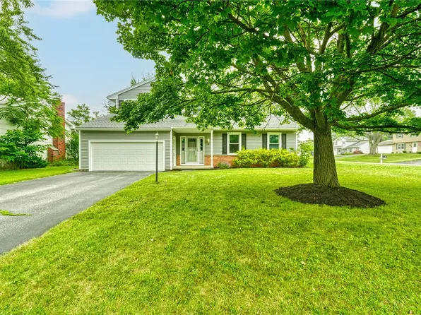 18 Strawbridge Rd, Henrietta, NY 14467