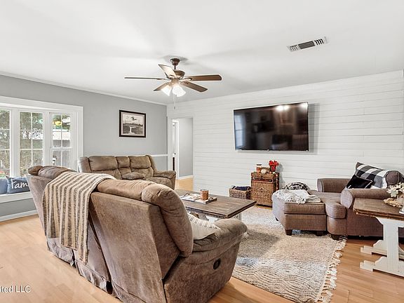 4th image of 345 Balmoral Dr