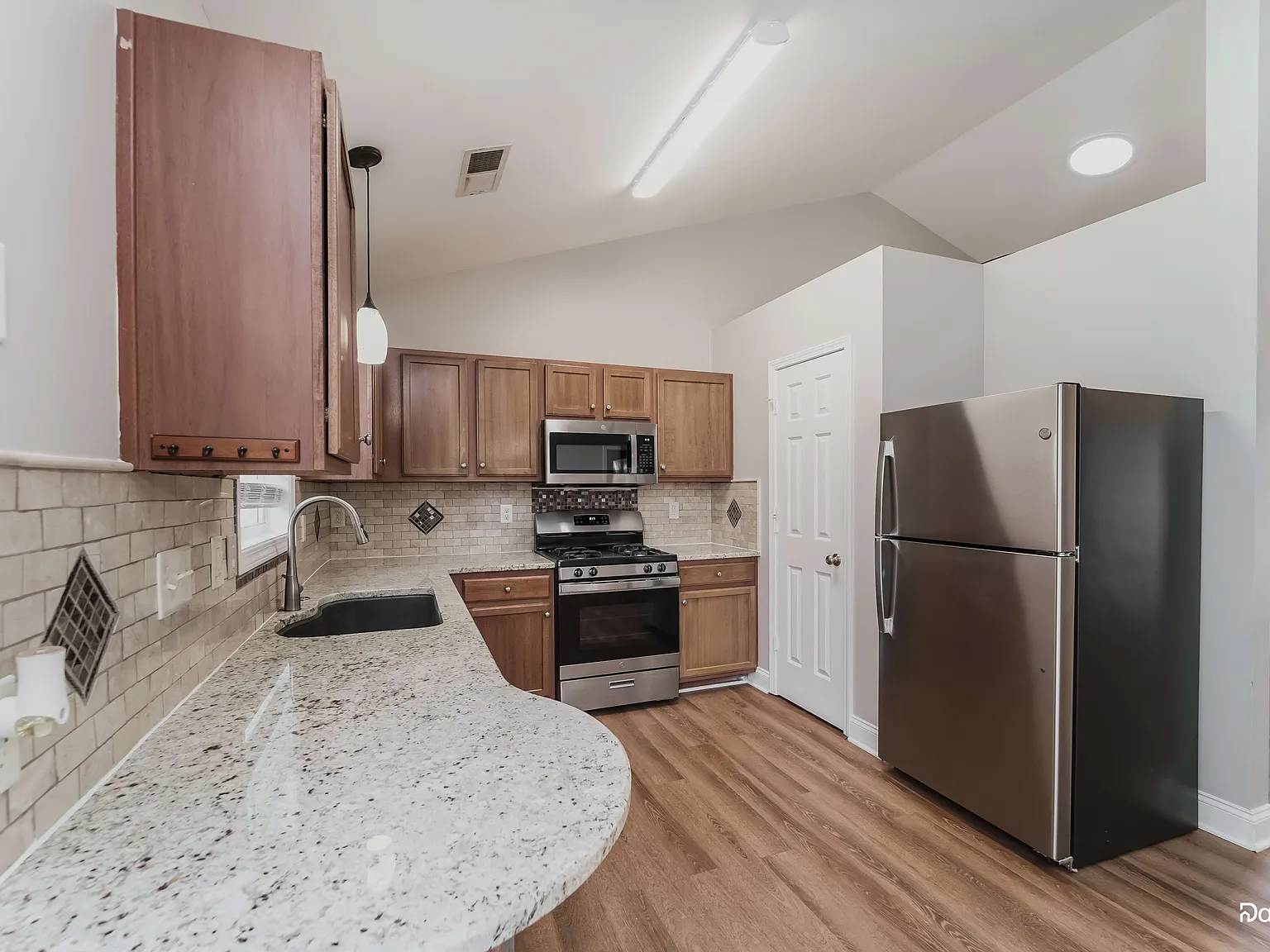 3 bed, 2.0 bath, 1323 sqft, $2,065 — Photo 4