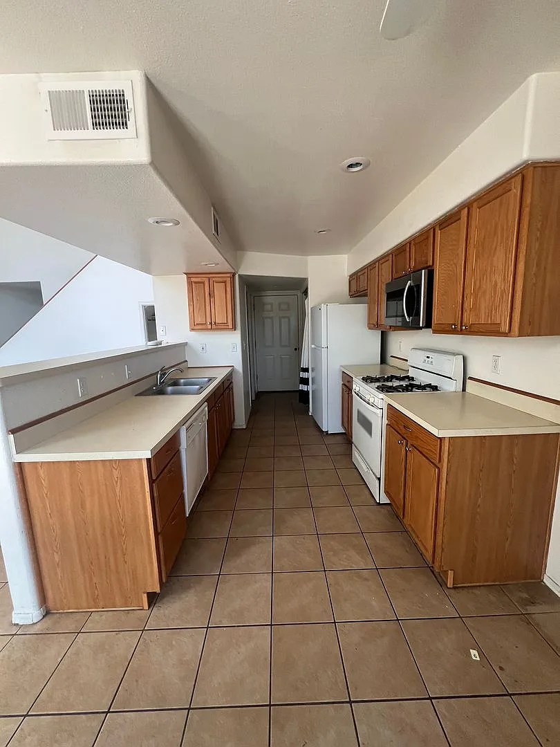 Available Ocotober: 3 Bedroom Townhome Westside Flagstaff - $2,300 per month — Photo 4