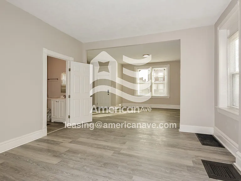 1348885_004_wm_-_living_room_13448176.jpg