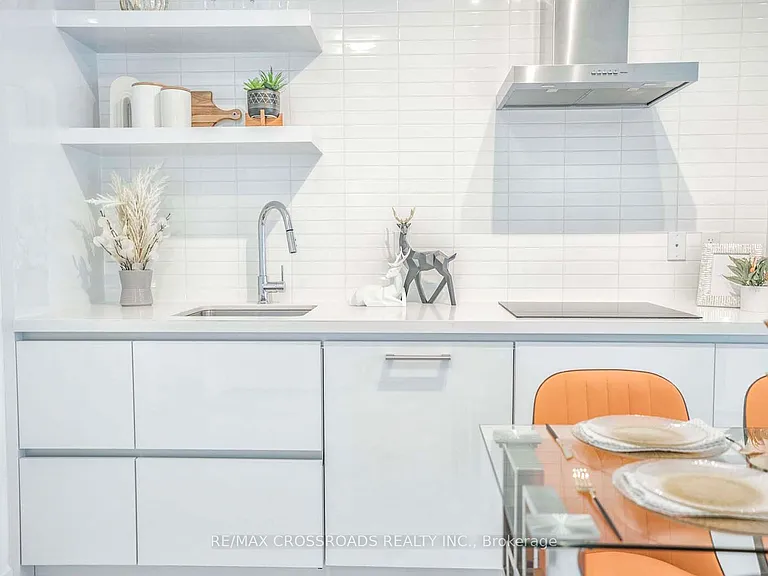 2221 Yonge St #1404 — Photo 9