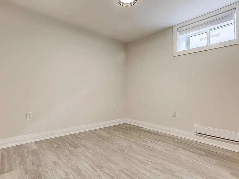 2071 Keele St #LOWER — Photo 15