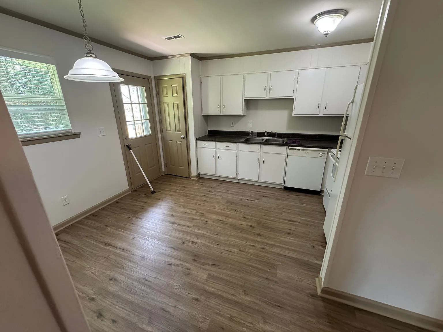 2 bed, 1.0 bath, 881 sqft, $950 — Photo 2