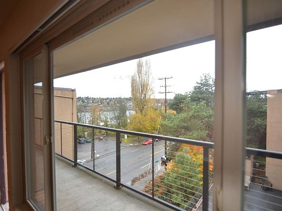 3rd image of 2852 Eastlake Ave E