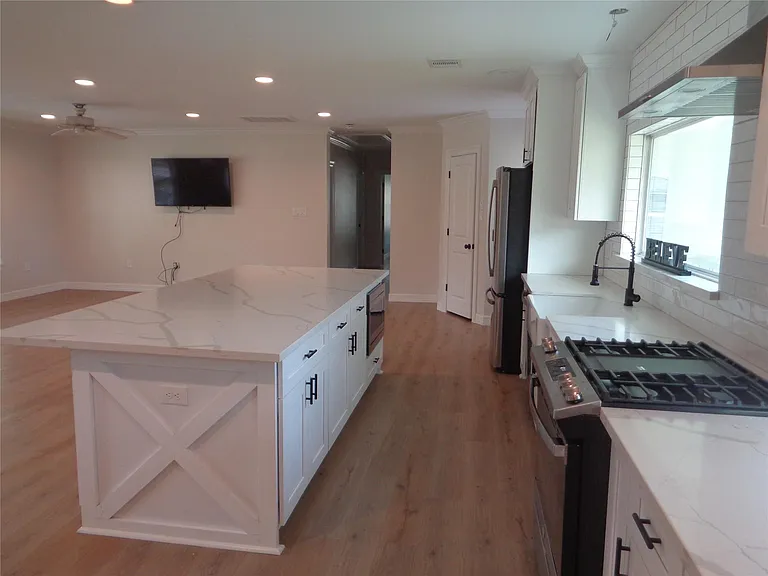 2035 Sherwood Forest St — Photo 4