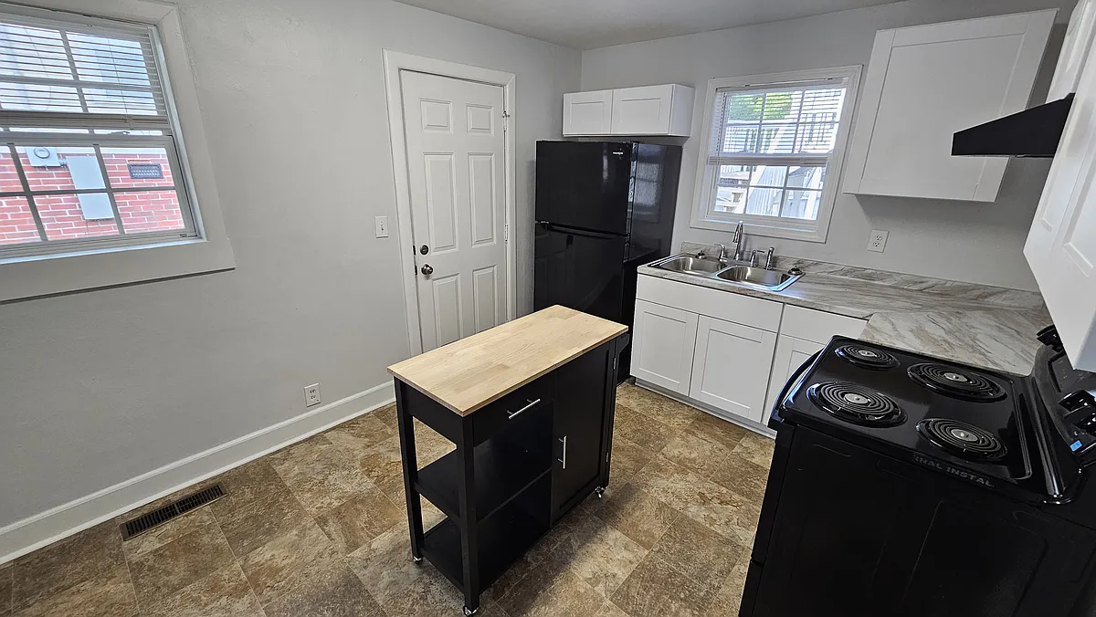 view of the kitchen - 162 Enota Ave NW #D