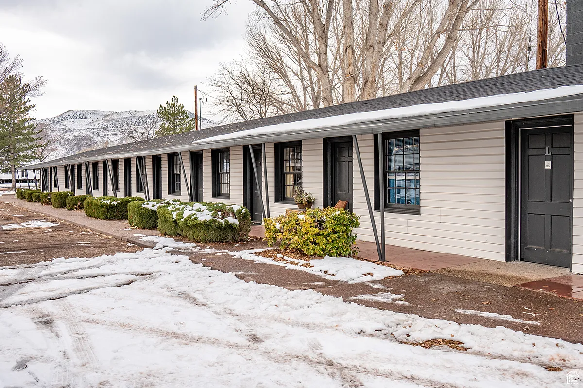 Building Photo - 1180 S Cove View Rd