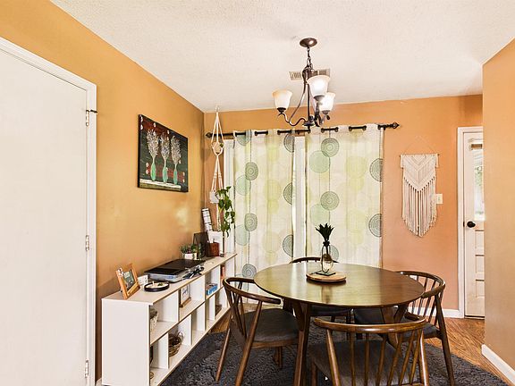 5th image of 1009 Tanglewood Dr