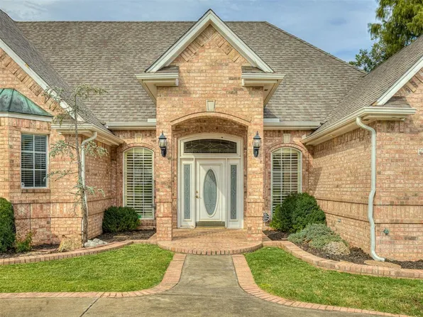 9211 Whispering Oak Dr, Midwest City, OK 73130