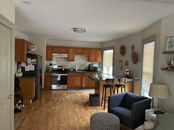 2nd image of 189 Saint James Pl APT 3