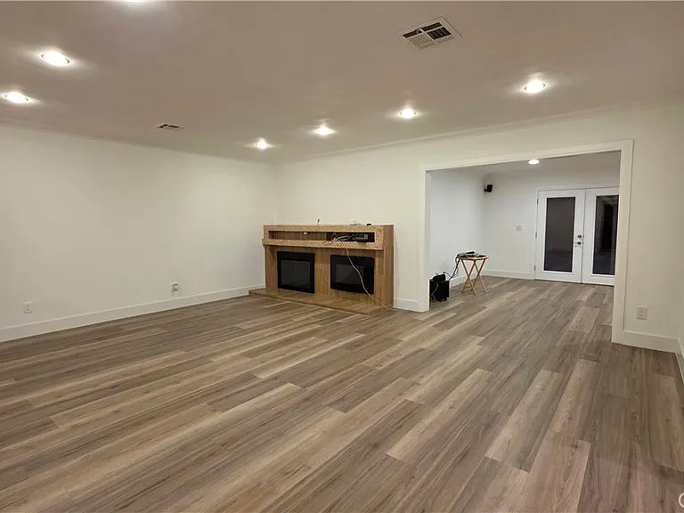 18224 Chatsworth St — Photo 10