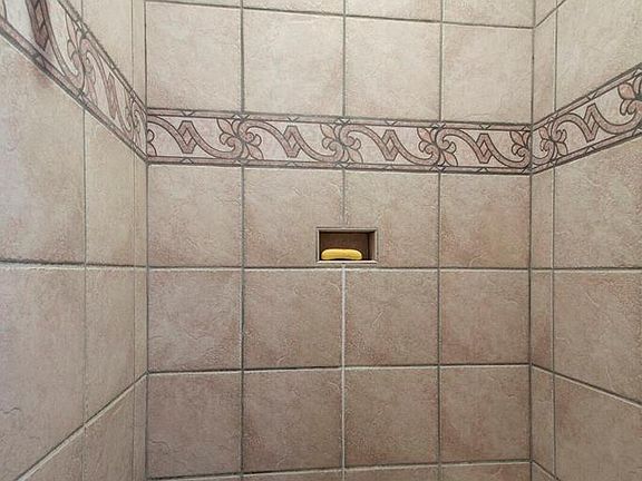 5th image of 222 Saint Andrews Dr E