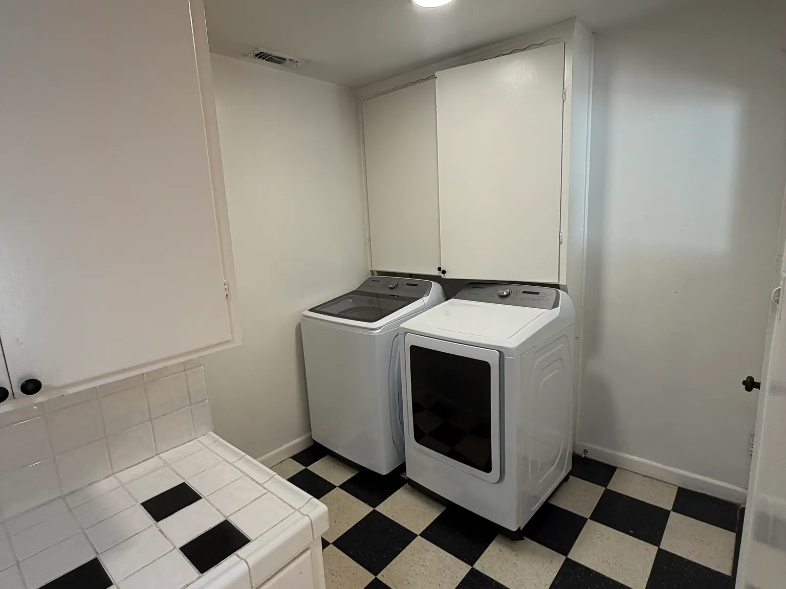 2 bed, 880 sqft, $2,400 — Photo 1