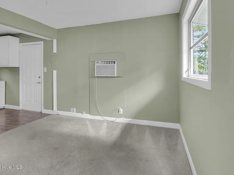 304 N B St — Photo 5