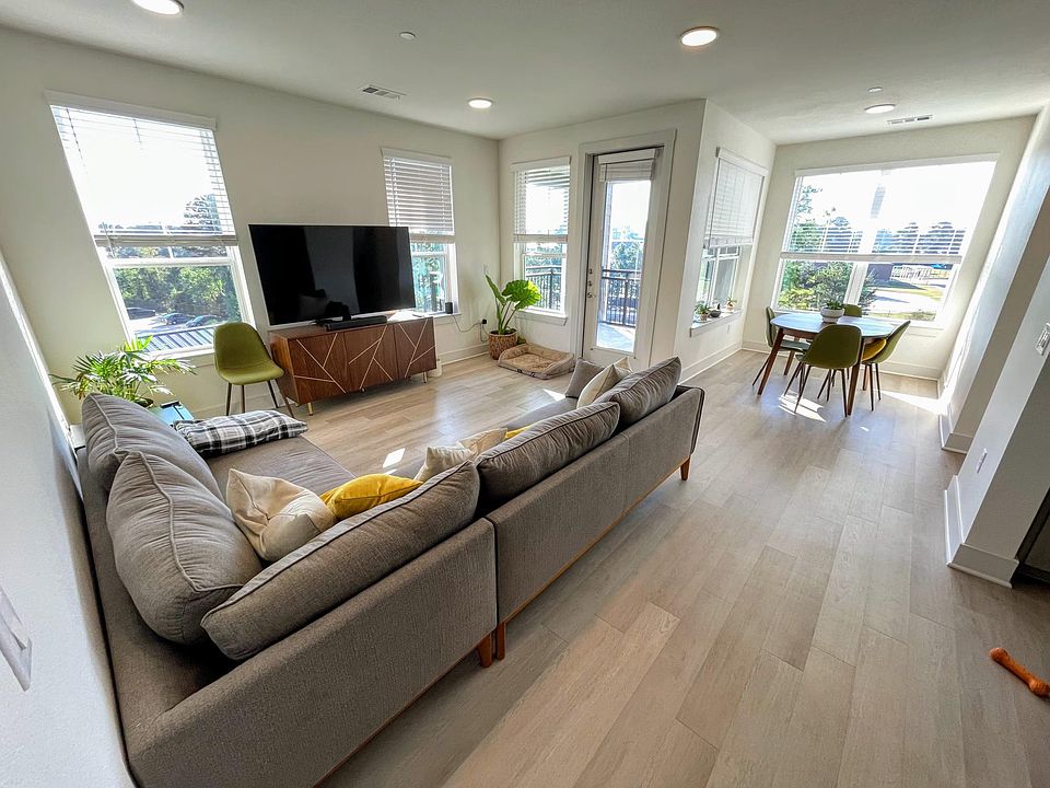 Light and airy, top floor, corner unit