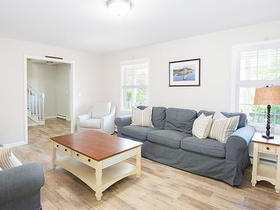 5th image of 663 Aquidneck Ave